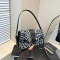 Borsa a spalla alla moda con motivo leopardato, fibbia dorata e tracolla nera elegante - Nero