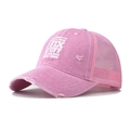 Dettaglio del cappello trucker rosa effetto consumato con stampa I Fix Stuff e rete - Regolabile / Rosa