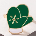 Detalle de servilletero de guante navideño en esmalte verde con copo de nieve dorado - Manoplas de Navidad