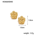 Detail view of 1.9cm gold flower earrings with 9.7g weight and polished metal finish - Gold Flower