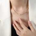 Collana in acciaio al titanio dorato con perline e un ciondolo di perla d'acqua dolce su modella - 38+5cm / Collana d'oro (P416)