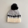 Berretto lavorato a maglia per bambini con motivo a rombi, pompon nero e pile - 2-5 Anni / Grigio