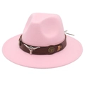 Détail du chapeau en feutre rose avec ceinture en cuir et tête de taureau argentée - Rose