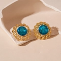 Dettaglio di orecchini a catena dorata con pietra blu sfaccettata su ceramica - Perno in argento-Blu