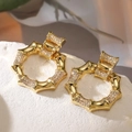 Orecchini a cerchio stile bambù placcati oro 18K con zirconi su pietra - Rame Placcato Oro 18K + Zircone / Stile Bambù Dorato