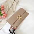 Pochette beige con stampa coccodrillo e vistosa chiusura in metallo dorato a forma di H - Cachi