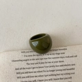 Minimalistischer olivgrüner Harzring mit glatter Politur und abgerundetem, dickem Design - Ring / Grün