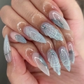 Blauwe amandel kunstnagels met 3D-schelptint, zilverfolie en strass-accenten - Grijsblauw Schelpontwerp (Lijmversie)