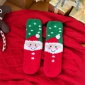 Plüschige Korallenfleece-Weihnachtssocken mit Weihnachtsmann-Motiv in festlichem Rot und Grün - Weihnachtsmann