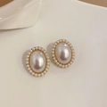 Vintage Goldene ovale Perlenohrringe mit kleinen Perlenkranz in elegantem Studiolicht - 16# Weiße Perle