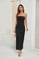 Dettaglio del vestito a tubino in raso nero con design elasticizzato senza schiena - S / Nero