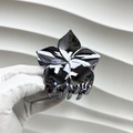 Détail de la pince à cheveux fleur en métal poli foncé avec finition brillante - Fleur à Cinq Pétales / Métal canon