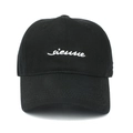 Détail de la broderie sienne blanche sur une casquette de baseball en coton noir - Réglable / Noir