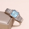 Détail du cadran bleu ciel et du boîtier carré argenté avec bracelet en acier flexible - Bracelet Argenté Cadran Bleu Ciel