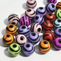 Gros plan de perles rondes en acrylique colorées avec rayures noires et trous centraux - Perle Ronde Motif Zèbre (12mm-Couleur mixte) / 50 Pcs/Paquet
