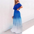 Blau-weißes schulterfreies Maxikleid mit Farbverlauf, Taillenband und Stufenrock - S / Himmelblau Farbverlauf