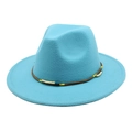 Dettaglio del cinturino in pelle con perline e trama in lana sul fedora azzurro - Blu Lago