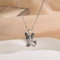 Collar con colgante de bulldog plateado y circonitas sobre fondo de seda suave - Plateado