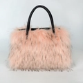 Borsa tote in pelliccia sintetica rosa con manici in pelle PU e dettagli dorati - Rosa
