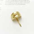 Sleek minimalist golden metal ponytail hair hook with a polished curved finish - Wave Style / Gold