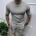 Ensemble d'été deux pièces pour hommes en gris avec tee-shirt gaufré et short assorti - S / Gris