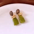 Dettaglio di orecchini vintage con trama in legno e pendente in resina verde oliva - Perno per orecchini in argento-Verde
