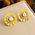Chic gold-plated flower earrings featuring a center white pearl in a radial design - E6168