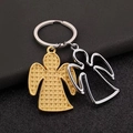 Duo-Engel-Schlüsselanhänger in Gold und Silber auf einem strukturierten dunklen Hintergrund - Gold und Silber Engel 2er-Set