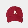 Dettaglio del cappello da baseball in cotone bordeaux con logo a lettera R bianca - XL (61-65cm) / Borgogna