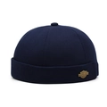 Dunkelblaue Docker-Mütze mit Bronze-Emblem im minimalistischen Retro-Baumwollstil - Marineblau