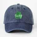 Detalle en primer plano del bordado de trébol lucky en la gorra de béisbol vaquera azul - Azul marino
