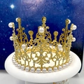 Corona dorata con perle e strass su sfondo stellato per uno stile elegante e regale - Lega Rotondo Oro Grande
