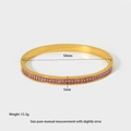 Dettaglio del diametro di 58mm e larghezza 5mm di un bracciale rigido in oro con zirconi - Rosa