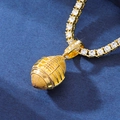 Detail van de gouden rugby hanger aan een sprankelende tennis ketting met steentjes - Football Stijl A / Goud