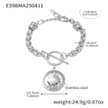 Silbernes Edelstahl-Gliederarmband mit OT-Verschluss und Hahn-Münzanhänger im Fokus - Silber
