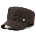 Gorra plana de invierno para hombre en color marrón oscuro con insignia metálica SP - Ajustable / café