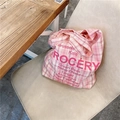 Borsa tote in tela a quadretti rosa con scritta GROCERY su una sedia bianca - Lettere a Quadri Rosa