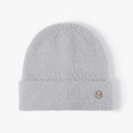 Gorro de punto gris claro con textura de felpa y logotipo metálico dorado letra M - Azul grisáceo
