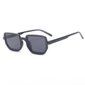 Gafas de sol cuadradas negras clásicas con montura gruesa y lentes oscuras en vista lateral - Montura Negra Lente Gris