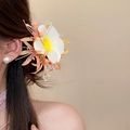 Vue détaillée d'une pince à cheveux en tissu plumeria blanche pour un style de plage. - Pince Crabe (23#) / 1 Pièce / Orange
