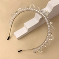 Diadema de novia hecha a mano con perlas blancas, cristales y pedrería en hilo dorado - Plateado