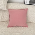 Dettaglio della fodera per cuscino in velluto rosa su un divano in pelliccia bianca - Senza Imbottitura / Rosa