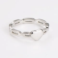 Dettaglio anello in argento con cuore 3D e fascia a catena traforata dal design moderno - US 6 / Colore acciaio