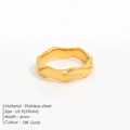 Minimalistische golftextuur ring in 18K verguld roestvrij staal, 6 mm breedte - US 9