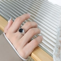 Minimalistischer Ring aus Titanstahl mit schwarzer Emaille-Einlage in runder Form - US 7 / Stahlfarbe