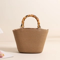Bolso de paja con asa de bambú y textura tejida en color marrón natural para la playa - Asa de Bambú Color Sólido Pequeño