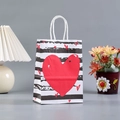 Papieren cadeautas met zwarte strepen en rood hart voor Valentijnsdag van kraftpapier - 21*15*8cm / 247-3 Zwart Wit Strepen Groot Hart