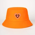 Detailopname van de oranje katoenen vissershoed met kleurrijk hartjesprintontwerp - M (56-58cm) / Oranje