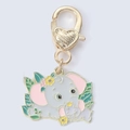 Gros plan d'un porte-clés éléphant en émail gris avec fleurs et fermoir cœur doré - Éléphant Feuille