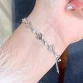 Silbernes Herzarmband mit hohlen Anhängern und funkelndem Zirkon am Handgelenk - D018 Silber